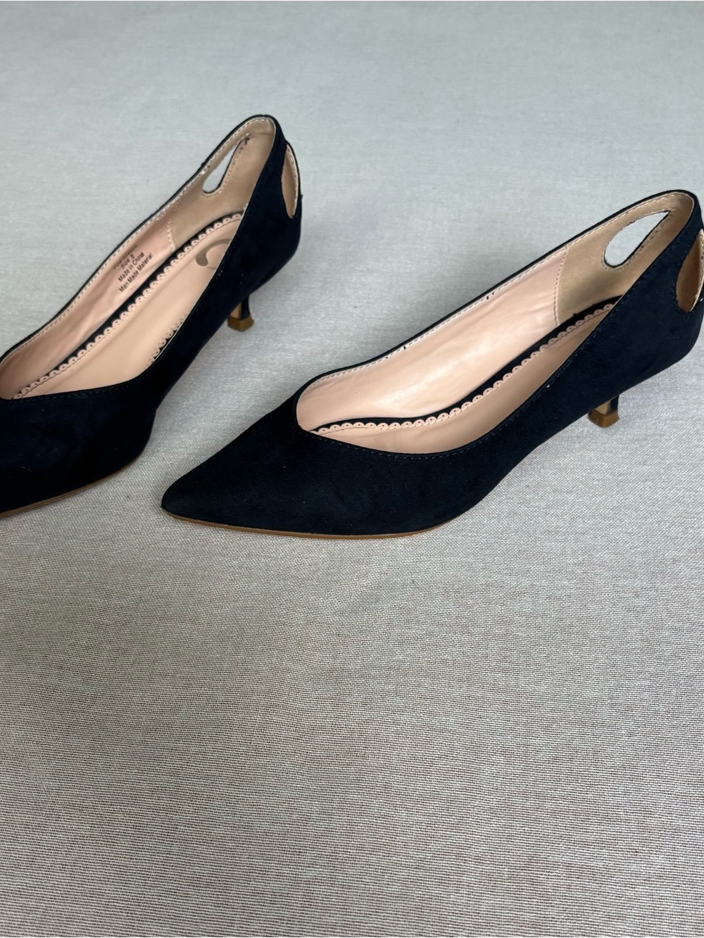 Journee Collection navy Goldie retro kitten heel pumps size 6 - Picture 4 of 14
